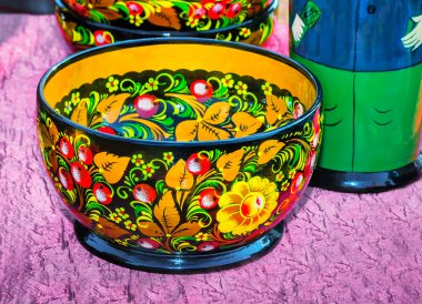 Güzel resimleri ile dekore edilmiş, mutfak eşyaları ağaçtan.