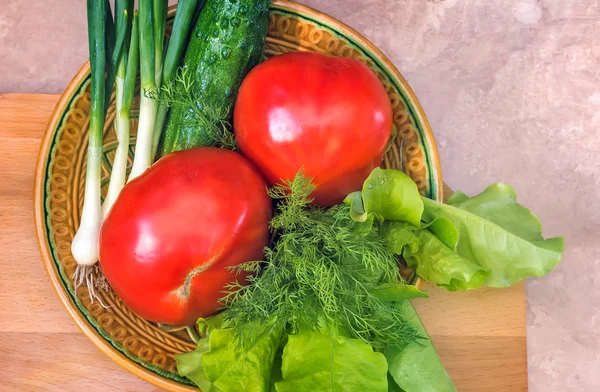 Fresh vegetables: tomatoes, cucumbers, onions, lettuce. — Stock Photo, Image