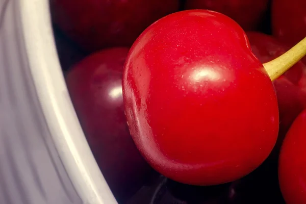 Cereza grande madura en un jarrón de cerámica. — Foto de Stock