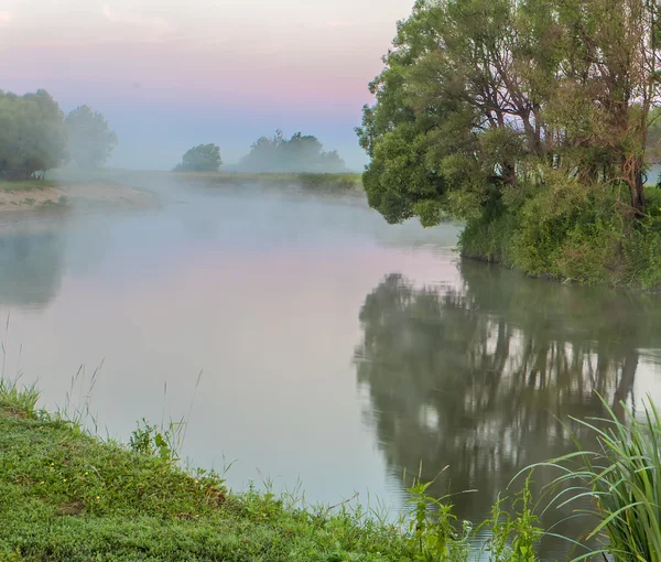 Mattina nebbiosa e un piccolo fiume . — Foto Stock