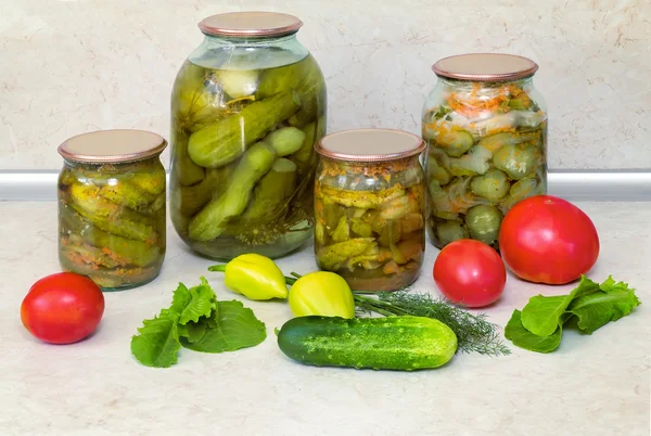 Concombres en conserve avec des épices dans des pots en verre . — Photo