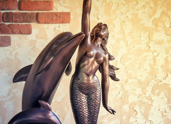 Sereias de escultura de bronze e golfinhos . — Fotografia de Stock