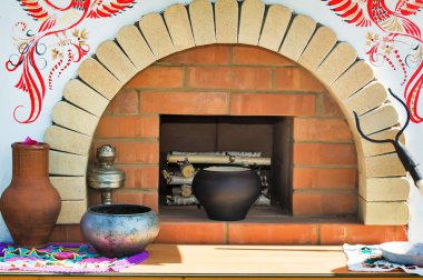 Eski bir soba ve antik yemekler bir model.