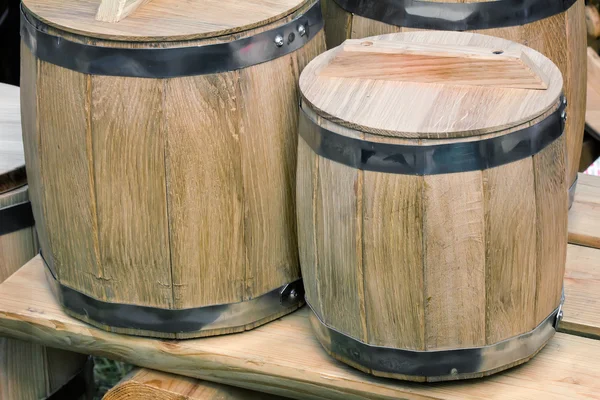 Barricas de roble de madera para almacenar vino . —  Fotos de Stock