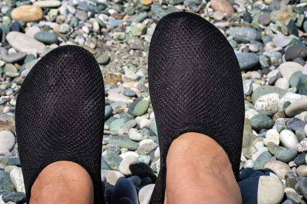 Комфортная обувь для пляжа и купания в море . — стоковое фото