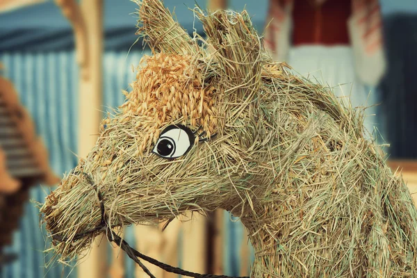 Figurka vyrobené ze slámy v podobě koně. — Stock fotografie