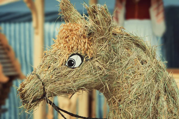 Beeldje gemaakt van stro in de vorm van een paard. — Stockfoto