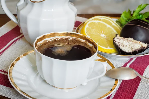 Bodegón: una taza de café negro sobre la mesa . — Foto de Stock