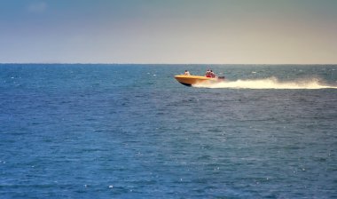 bir tekne denize yürüyüş.