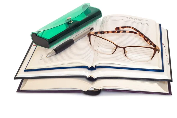 Lentes, libros y cuadernos sobre fondo blanco . —  Fotos de Stock