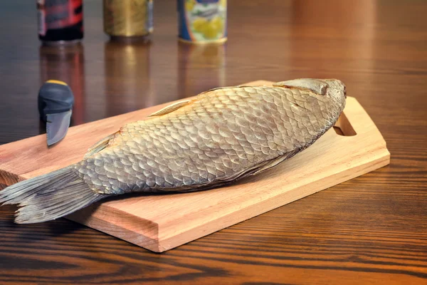 Соленая и сушеная речная рыба закуски к пиву . — стоковое фото