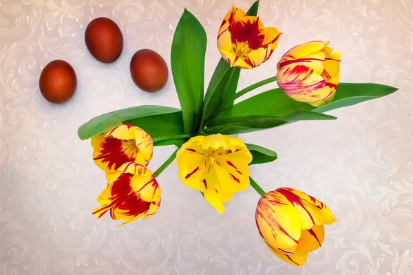 Au nez tulipes jaunes et oeufs de Pâques . — Photo