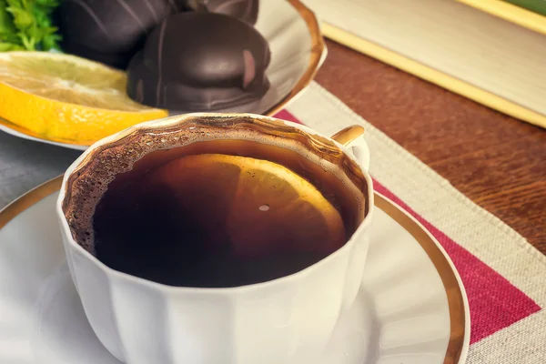 Natureza morta: uma xícara de café preto na mesa — Fotografia de Stock