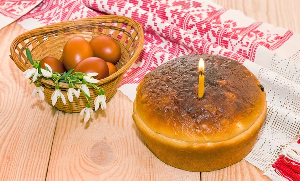 Bolo de Páscoa e ovos de Páscoa vermelho . — Fotografia de Stock