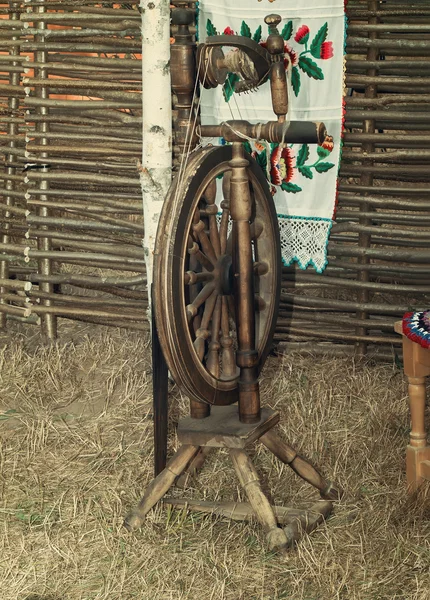 Antique wooden spinning wheel — Stock Photo, Image