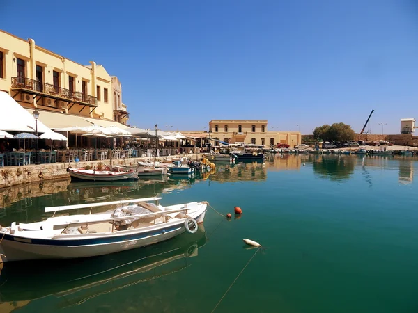 Een uitzicht op de haven, de stad Rethymno, Kreta, Griekenland. — Stockfoto