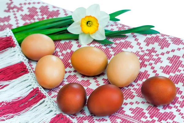 Pascua: huevos de Pascua de colores en el hermoso paño . —  Fotos de Stock