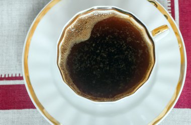 Bir uçan daire üzerinde siyah kahve.