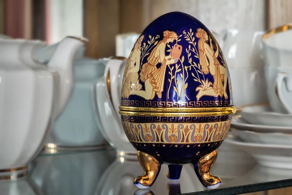Casket in the form of an Easter egg with an ornament. — Stock Photo, Image