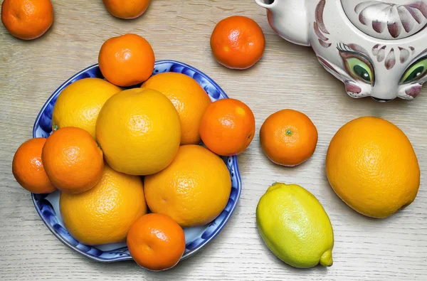 Laranjas e tangerinas em um belo vaso de cerâmica . — Fotografia de Stock