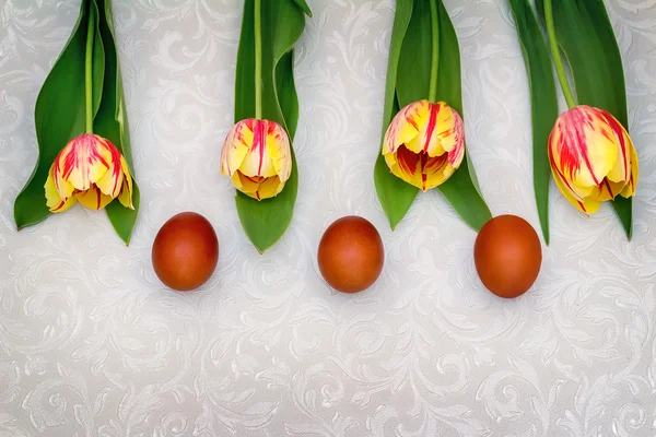 Tres huevos y tulipanes de Pascua . —  Fotos de Stock