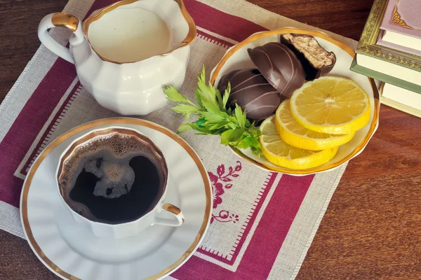 Csendélet: egy csésze fekete kávé az asztalon. — Stock Fotó