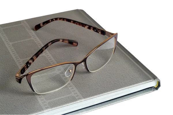 Bril en notebook op een witte achtergrond. — Stockfoto