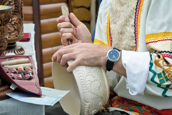 Woodcarving: o renascimento do artesanato . — Fotografia de Stock