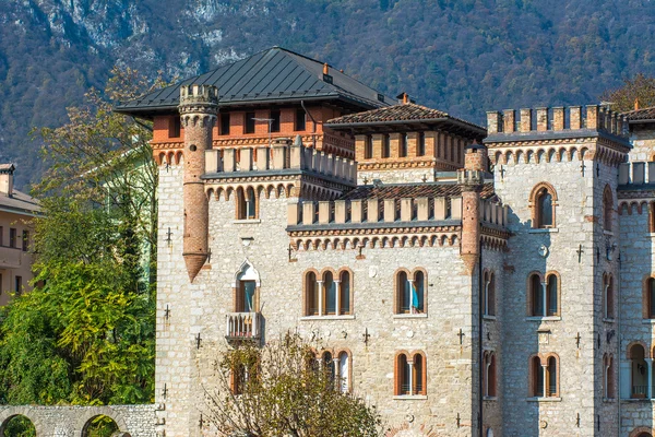 Il Castello Bortoluzzi'ye - Ponte nelle Alpi