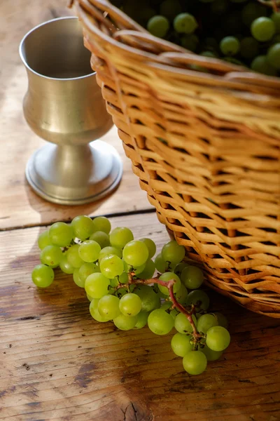 Raisins frais dans le panier Photos De Stock Libres De Droits