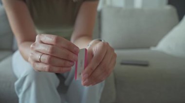 Tek bir çizgi gösteren bir hamilelik testi tutan ellerin yakın çekimi. Doğurganlık ve üreme sağlığı kavramı