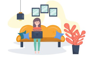 Kanepede dizüstü bilgisayarı olan serbest çalışan beyaz arka planda çizgi film tarzı yastıkları olan bir kız. Bir kadın büyük bir çiçeğin yanında, giysilerinde dizüstü bilgisayarla evde oturuyor...