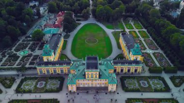 Varşova 'daki Wilanowski Kalesi' nin 4K 50fps İHA 'sı