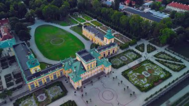 Varşova 'daki Wilanowski Kalesi' nin 4K 50fps İHA 'sı