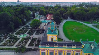 Varşova 'daki Wilanowski Kalesi' nin 4K 50fps İHA 'sı