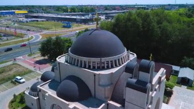 4K 50 Fps Varşova 'daki Puawska Caddesi' ndeki kilisenin insansız hava aracı videosu.