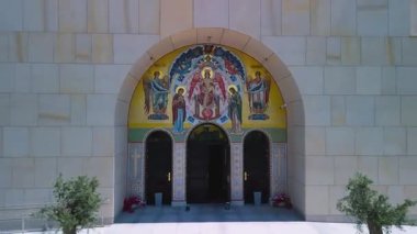 4K 50 Fps Varşova 'daki Puawska Caddesi' ndeki kilisenin insansız hava aracı videosu.