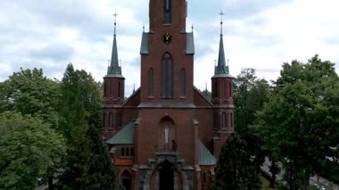 Posk, Polonya 'daki St. Urban Kilisesi' nin İHA videosu.