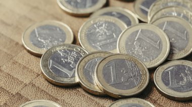Ahşap bir arka plan üzerinde birçok euro coins yakın çekim