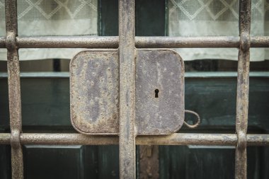 Eski paslı metal kilit üzerinde bir giriş engeli