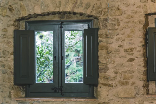 Πράσινο παλιό ξύλινο παράθυρο κλειστό πέτρινο τοίχο — Φωτογραφία Αρχείου