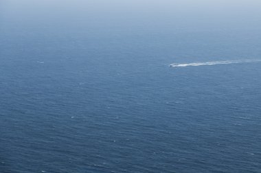 Büyük mavi denizde Yelkenli tekne