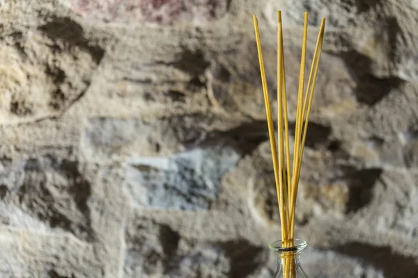 Incenso paus amarelos em um fundo de pedra — Fotografia de Stock