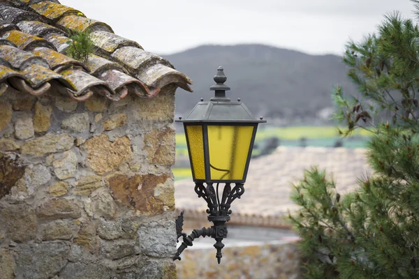 Vecchia lampada gialla di metallo su un tetto di fattoria — Foto Stock