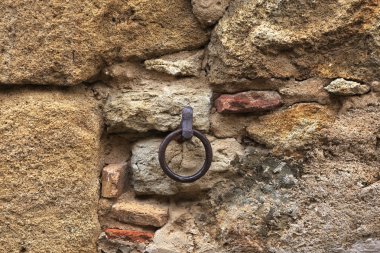 Eski bir Arnavut kaldırımlı duvar metal halka catcher