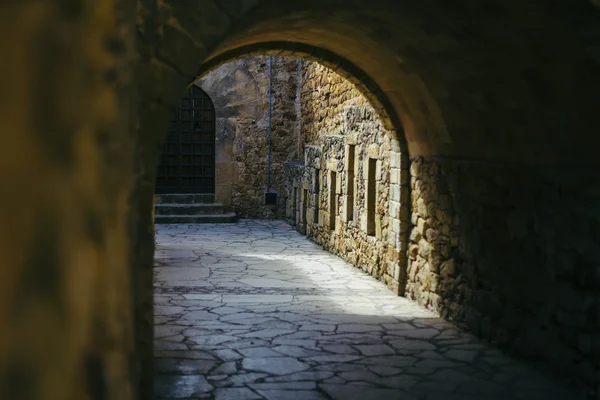 Vecchio tunnel medievale su un'antica città turistica della Catalogna — Foto Stock