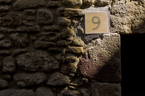 Αριθμός εννέα λάμπει σε ένα τοίχο βράχου — Φωτογραφία Αρχείου