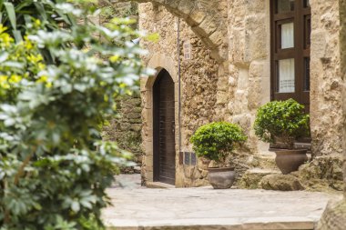 Bir çiftlik evi kasabada cobblestones Duvar cephe