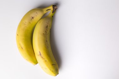 Beyaz arka planda iki sarı muz