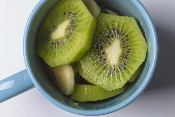 Kiwi fruit pieces on a blue bowl — Stock Photo, Image